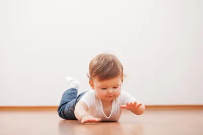 Baby-crawling-452200335_1255x837-1024x683.webp